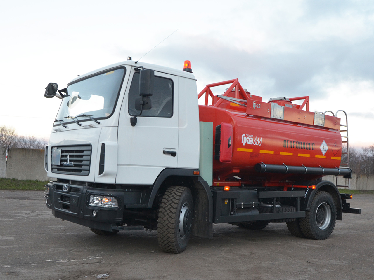 Автотопливозаправщик АТЗ-11 на шасси МАЗ-5340С2-585-013