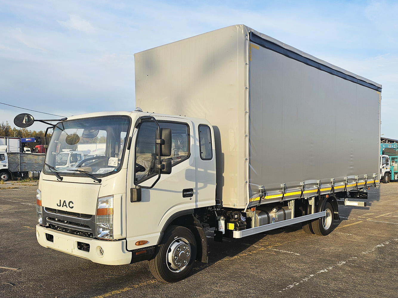 Шторный фургон JAC N90L 7,4х2,55х2,7 м